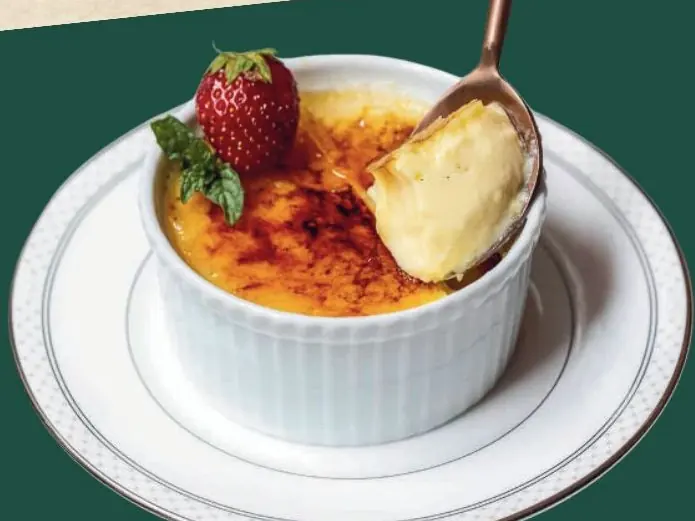 Crème brûlée in einer weißen Form