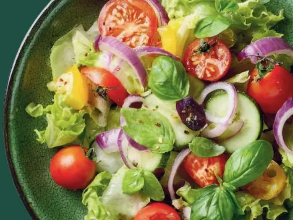 Gemischter Salat mit Tomaten und frischen Kräutern